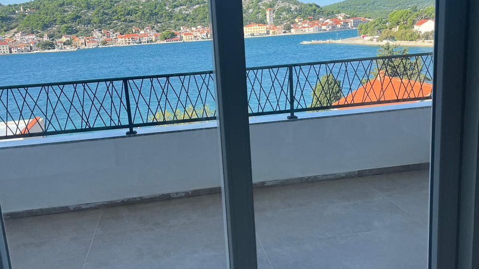 Tisno&comma; 30 m to the beach - 3 bedrooms - duplex apartment - garage