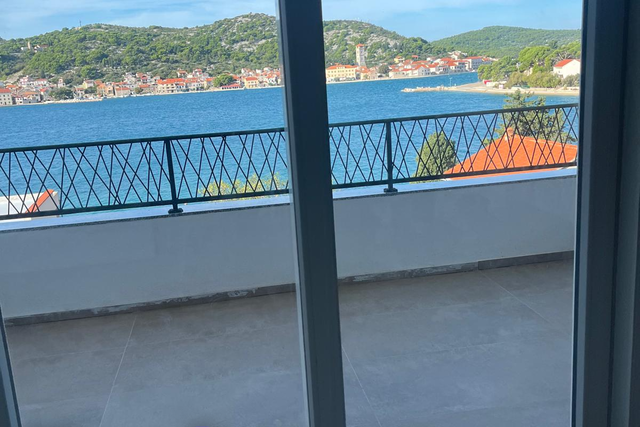 Tisno, 30 m to the beach - 3 bedrooms - duplex apartment - garage