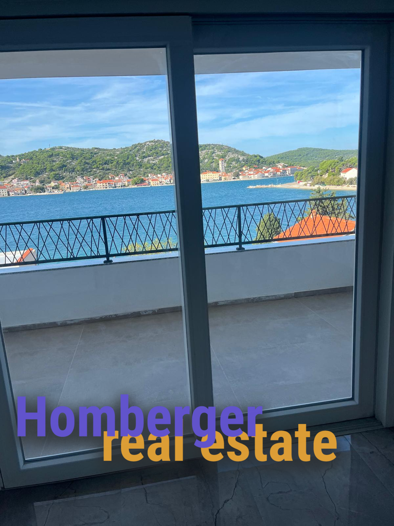 Tisno , 30 m do plaže - 3 spavaće sobe - dvoetažni stan - garaža