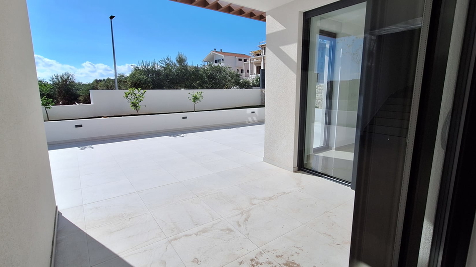 Vodice &ndash; Modernes Familienhaus mit Meerblick &comma; 3 Schlafzimmer in ruhiger Lage