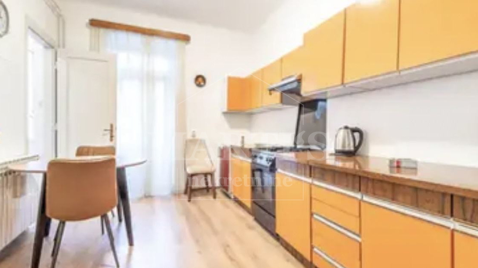 Donji grad&comma; 93m2&comma; 3 sobe&comma; 2 balkona