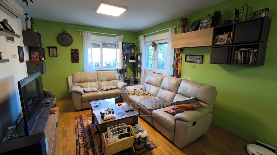 Gajnice&comma; 2-soban&comma; 78m2&comma; &plus; terasa&comma; dupla gara&zcaron;a&comma; vrt