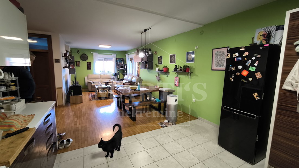 Gajnice&comma; 2-soban&comma; 78m2&comma; &plus; terasa&comma; dupla gara&zcaron;a&comma; vrt