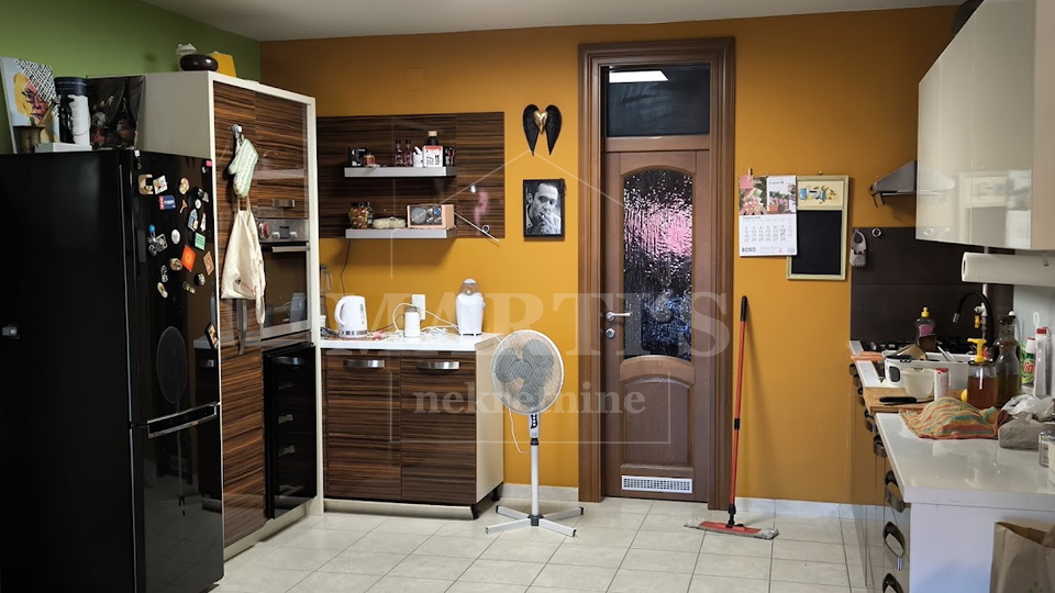 Gajnice&comma; 2-soban&comma; 78m2&comma; &plus; terasa&comma; dupla gara&zcaron;a&comma; vrt