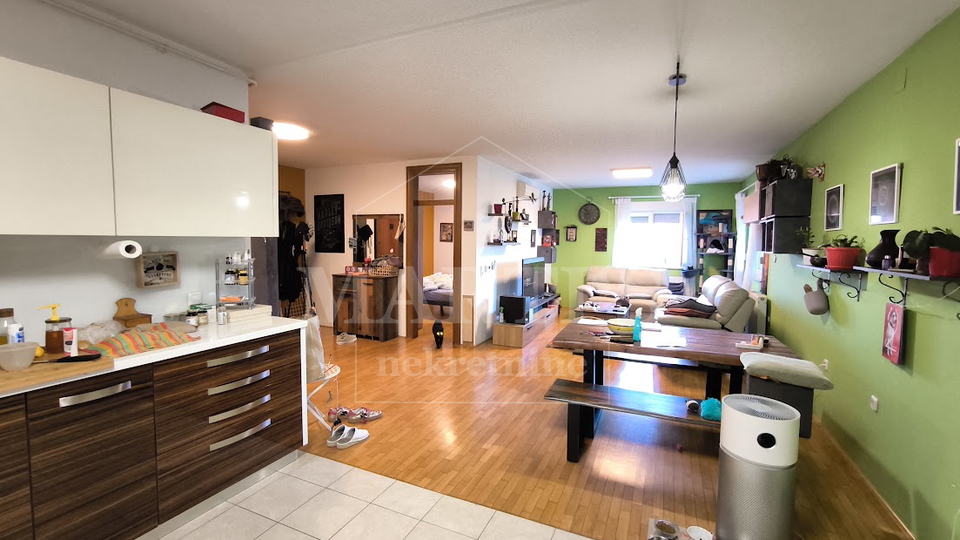 Gajnice&comma; 2-soban&comma; 78m2&comma; &plus; terasa&comma; dupla gara&zcaron;a&comma; vrt