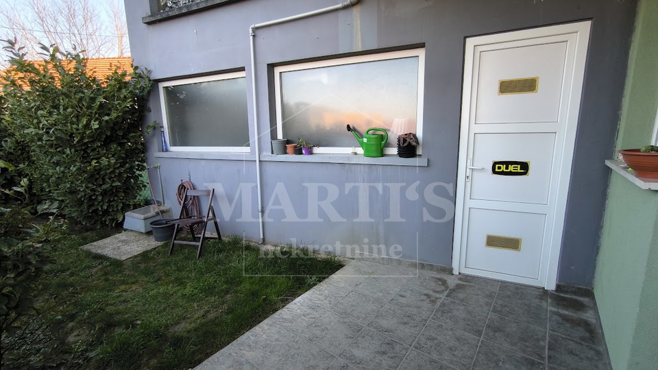 Gajnice&comma; 2-soban&comma; 78m2&comma; &plus; terasa&comma; dupla gara&zcaron;a&comma; vrt