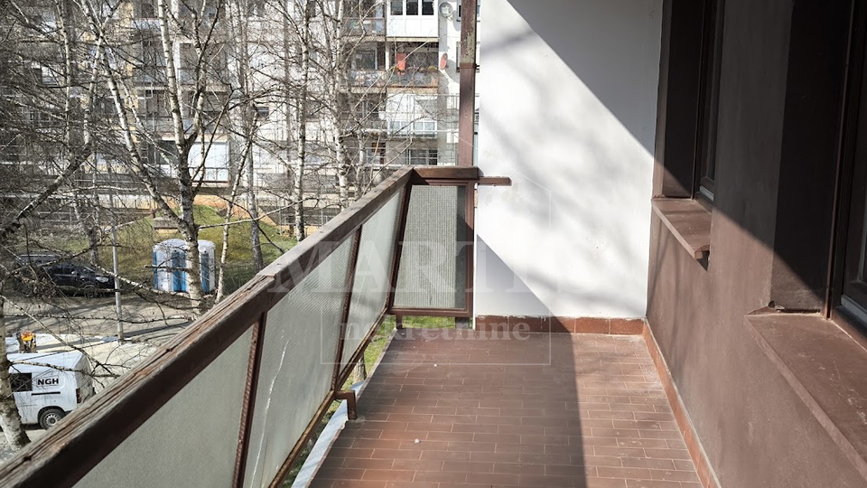 Zapre&scaron;i&cacute;&comma; Trg mladosti&comma; 3-soban&comma; 84m2&comma; s potencijalom