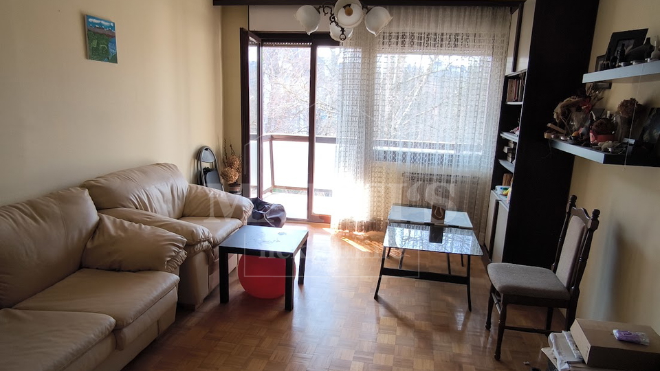 Zapre&scaron;i&cacute;&comma; Trg mladosti&comma; 3-soban&comma; 84m2&comma; s potencijalom