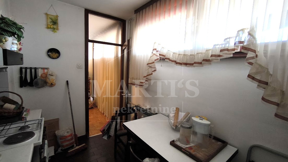 Zapre&scaron;i&cacute;&comma; Trg mladosti&comma; 3-soban&comma; 84m2&comma; s potencijalom