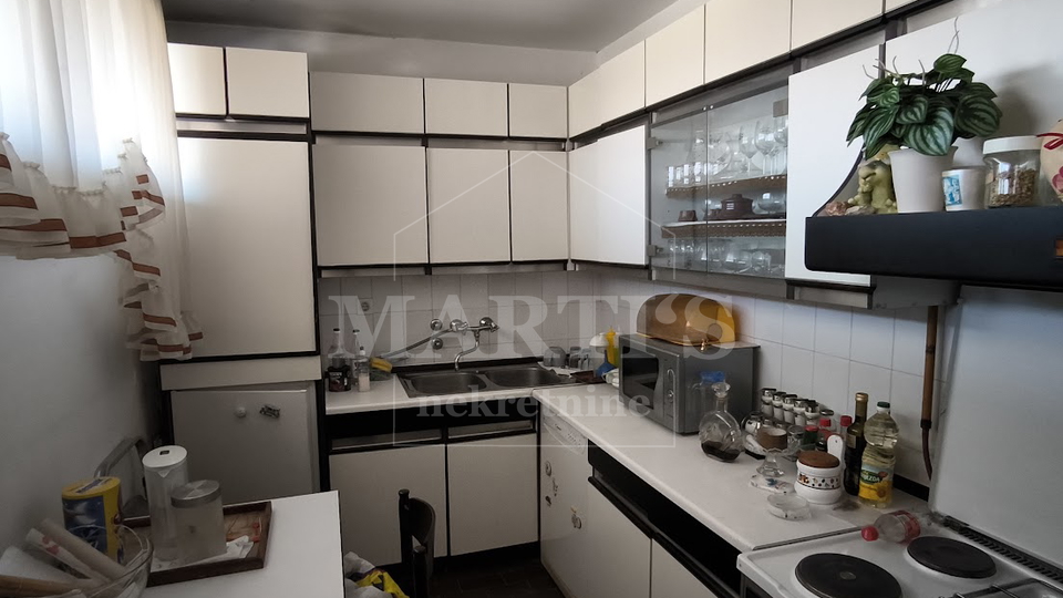 Zapre&scaron;i&cacute;&comma; Trg mladosti&comma; 3-soban&comma; 84m2&comma; s potencijalom