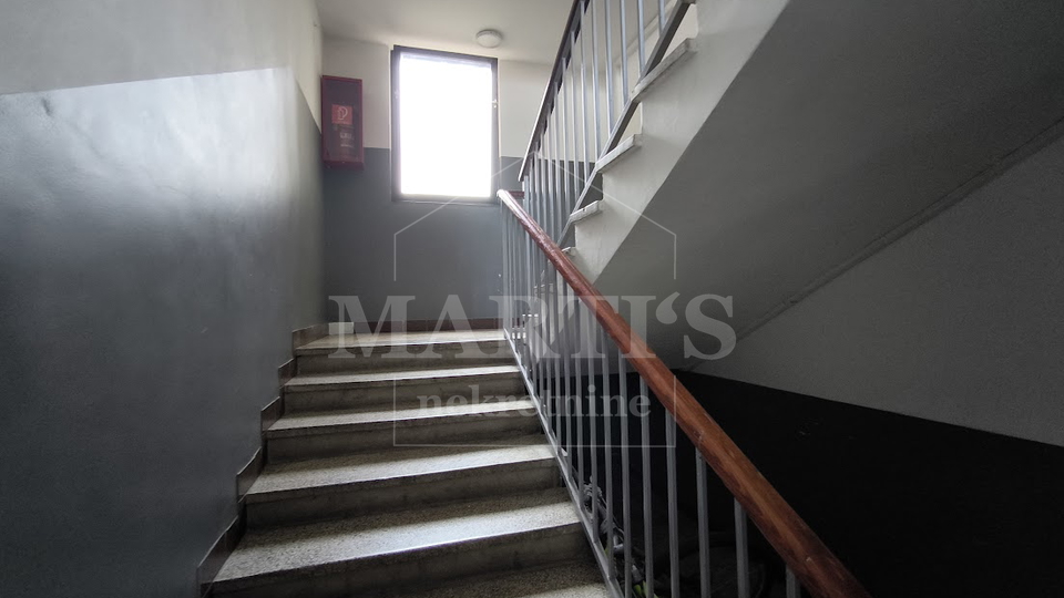 Zapre&scaron;i&cacute;&comma; Trg mladosti&comma; 3-soban&comma; 84m2&comma; s potencijalom