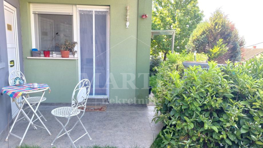 Gajnice&comma; 2-soban&comma; 78m2&comma; &plus; terasa&comma; dupla gara&zcaron;a&comma; vrt