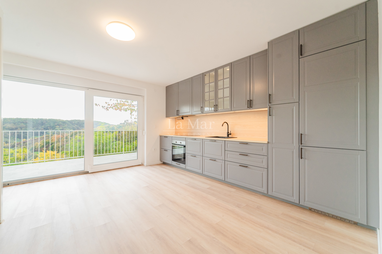 Okolica Samobora - Dvoetažni stan sa  balkonom i prekrasnim pogledom- 186,46 m2