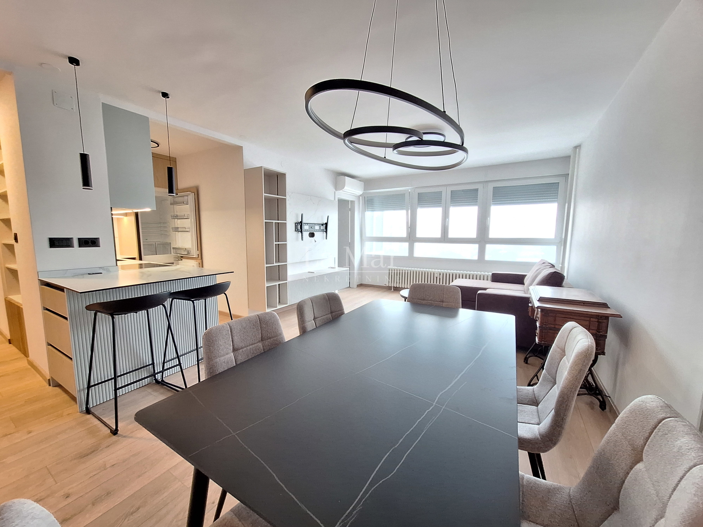 MAMUTICA- kompletno adaptiran i uređen trosoban stan