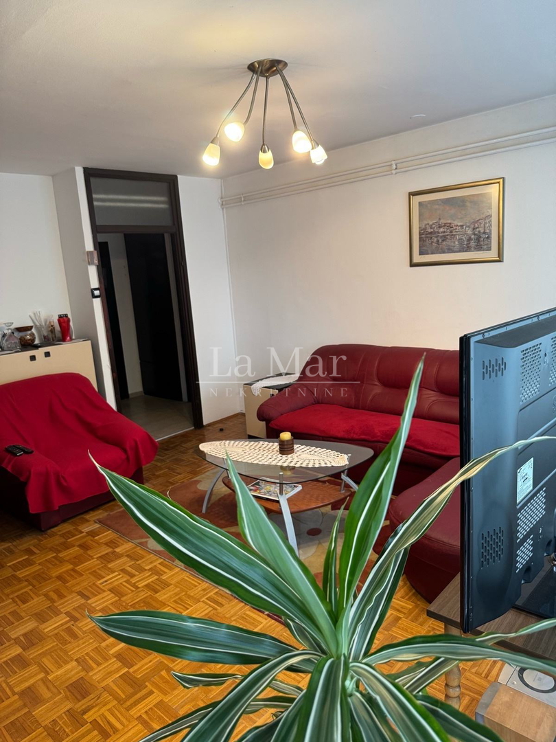 VRBANI-blizina Jaruna- trosoban stan na 2.katu