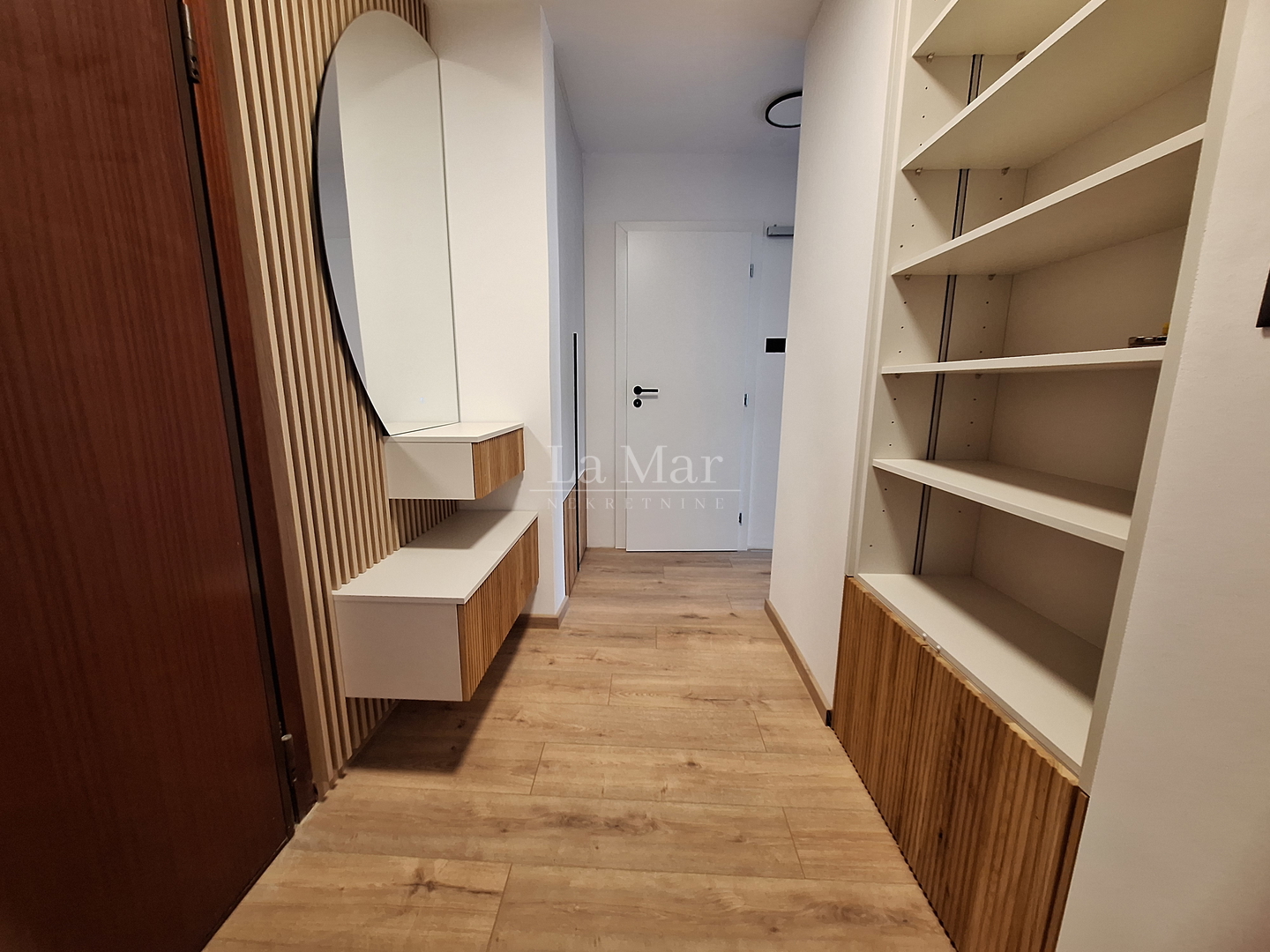 MAMUTICA- kompletno adaptiran i uređen trosoban stan