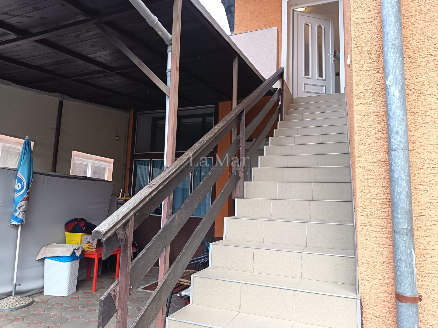 DUBRAVA-blizina Avenije, trosoban stan, potpuno uređen i namješten