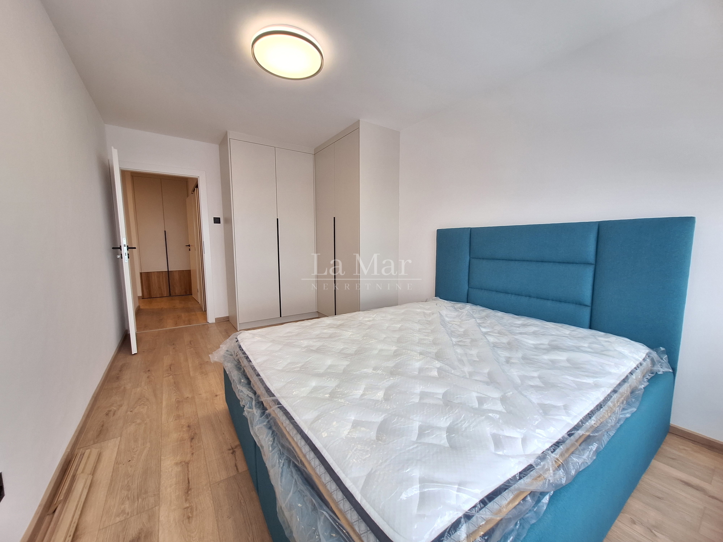 MAMUTICA- kompletno adaptiran i uređen trosoban stan