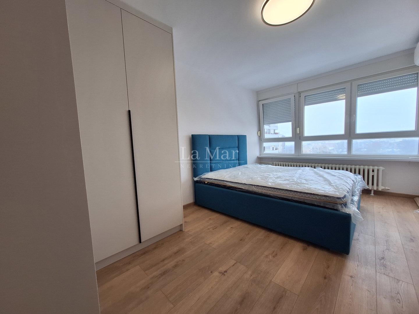 MAMUTICA- kompletno adaptiran i uređen trosoban stan