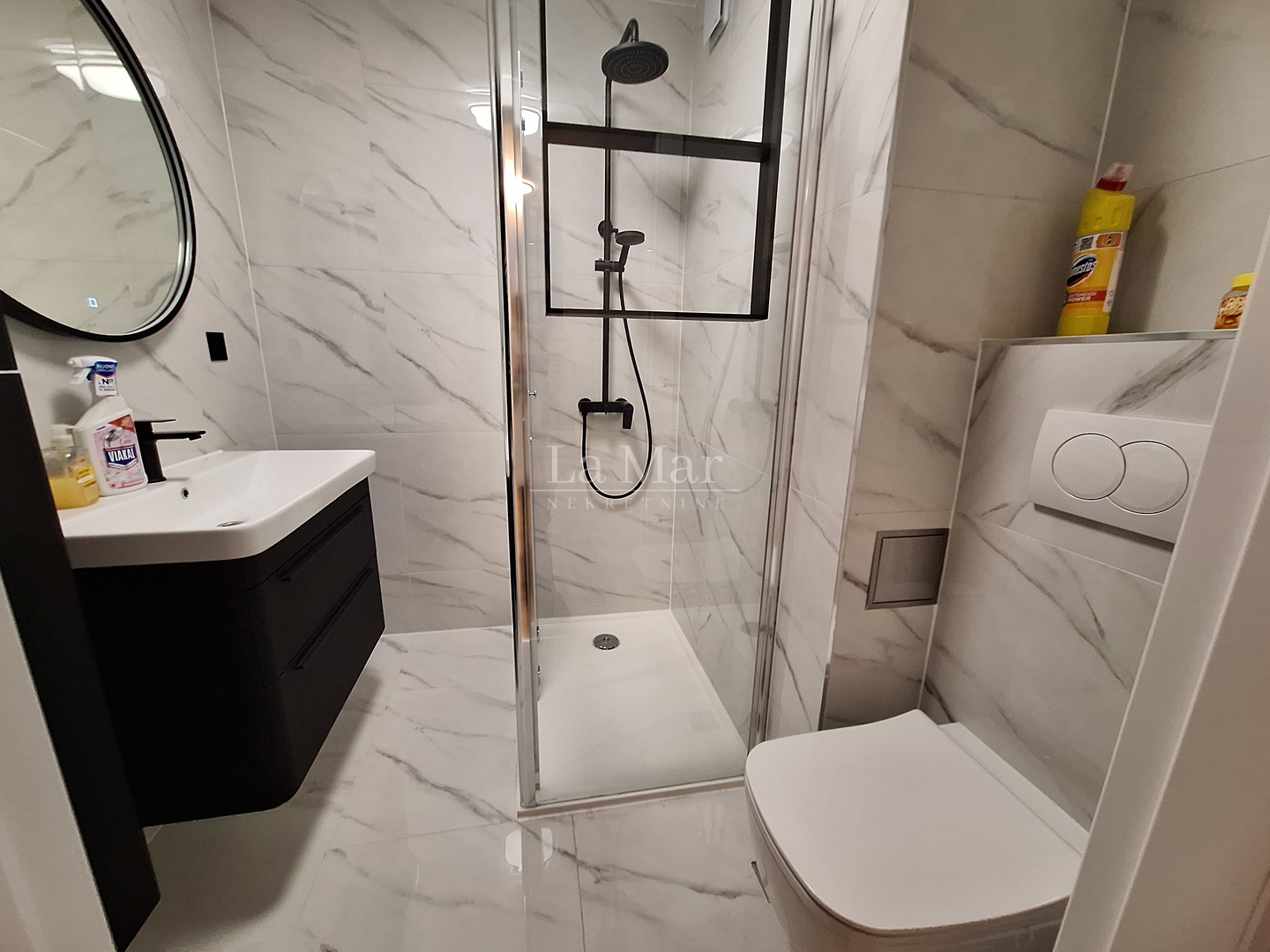 MAMUTICA- kompletno adaptiran i uređen trosoban stan