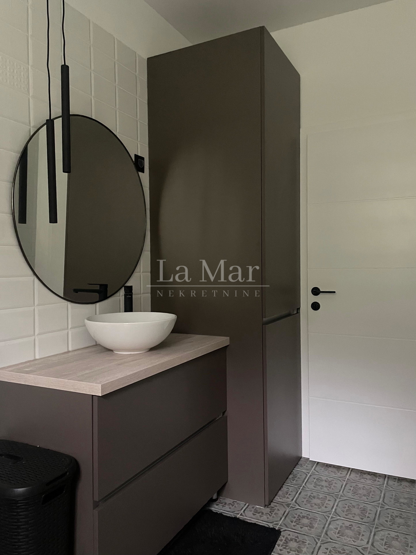 NOVAKOVA-prekrasan dvosoban stan na najam, kompletno uređen