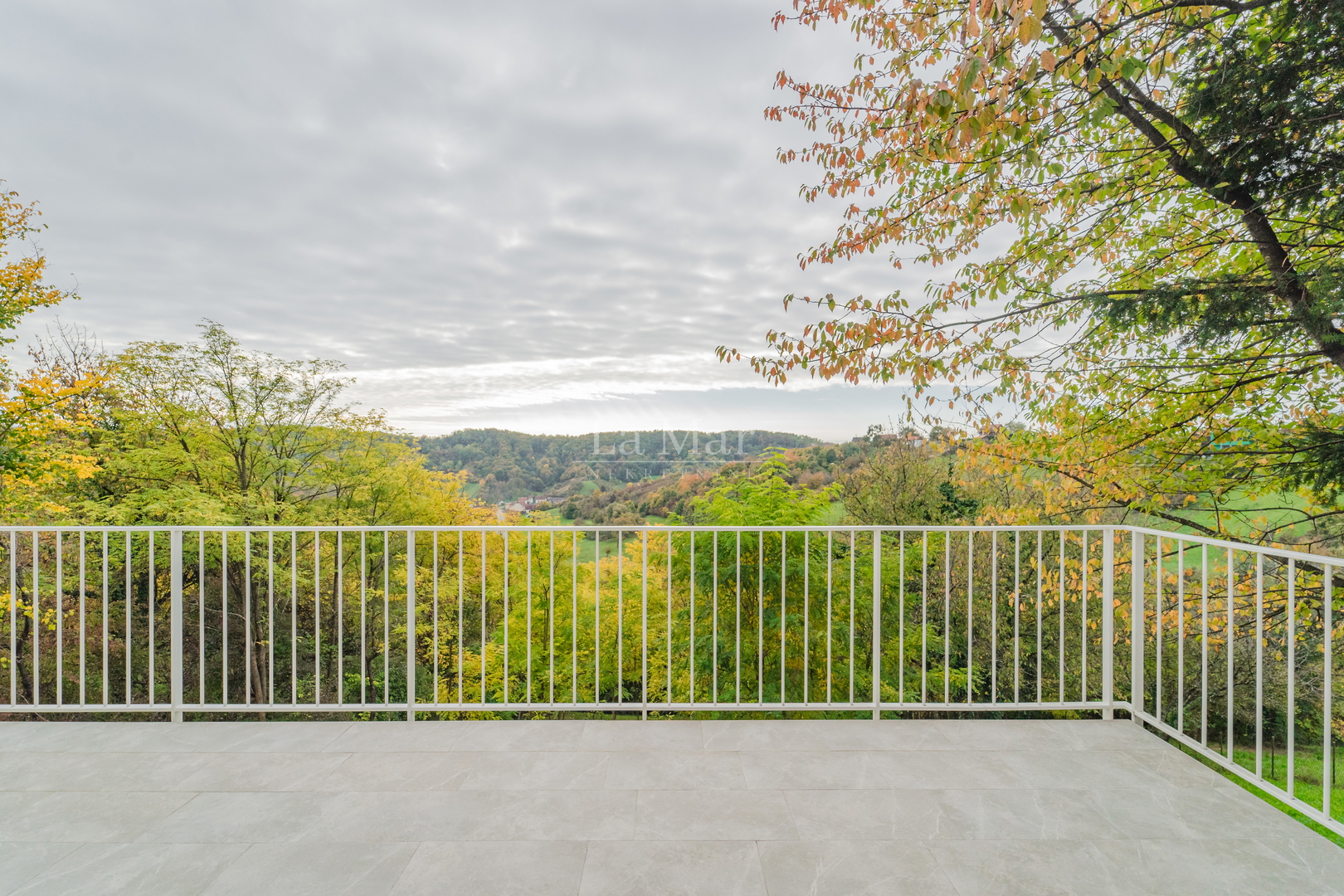 Okolica Samobora - Dvoetažni stan sa  balkonom i prekrasnim pogledom- 186,46 m2