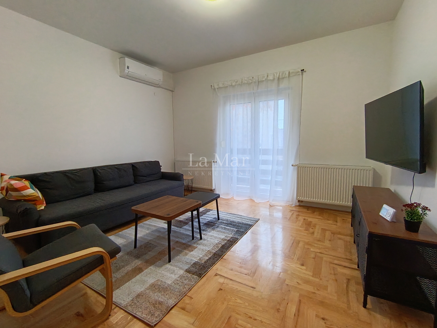 DUBRAVA-blizina Avenije, trosoban stan, potpuno uređen i namješten