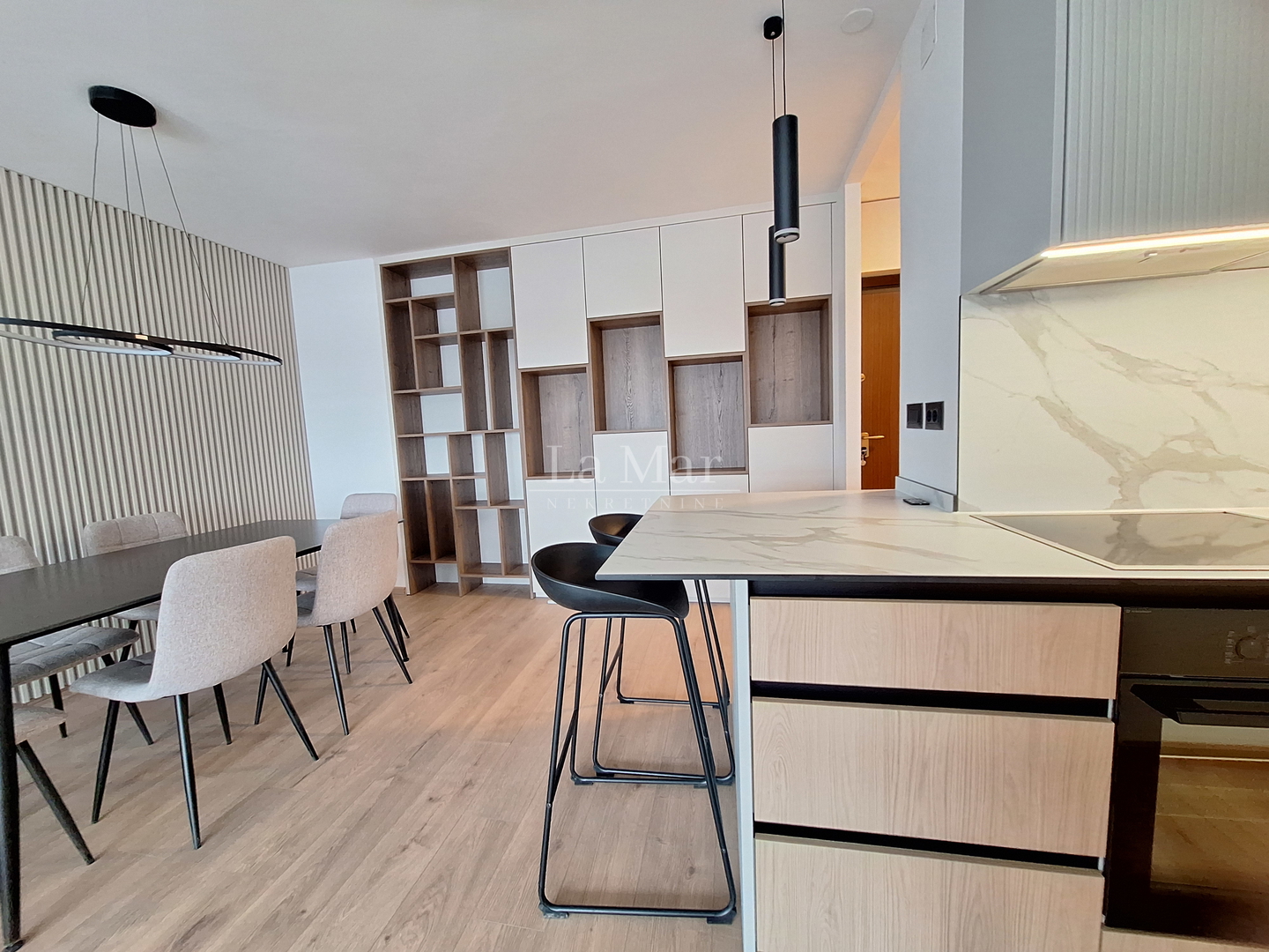 MAMUTICA- kompletno adaptiran i uređen trosoban stan