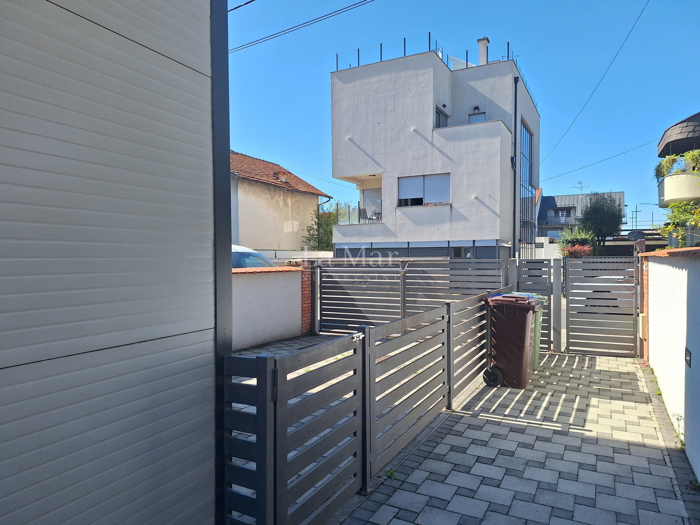 DUBRAVA- kuća s dvorištem i garažom na izvrsnoj lokaciji