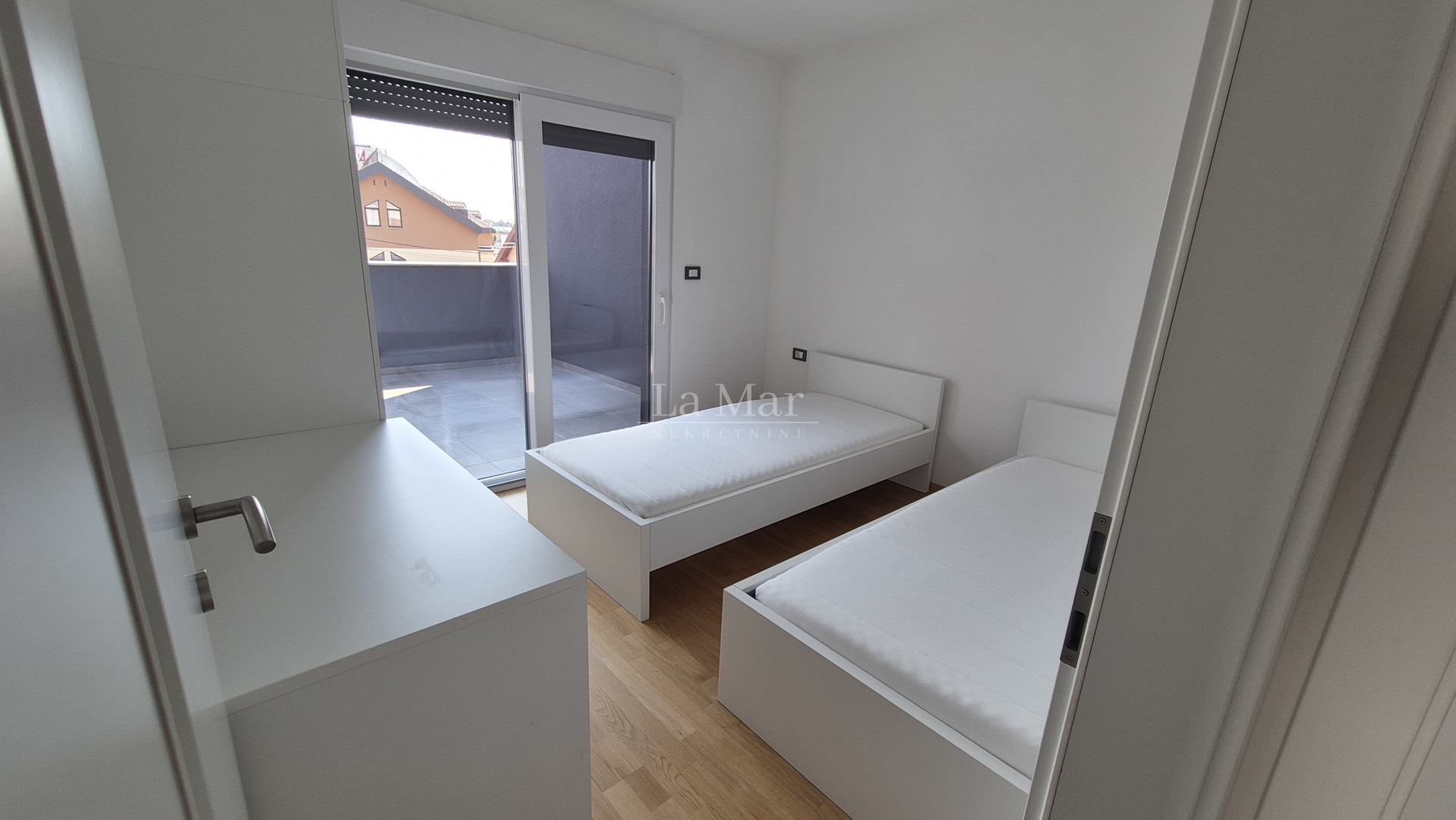 Sesvete, Brestje, NOVIJA GRADNJA 67m2, obiteljski 3 sobni namješten stan s 2 terase