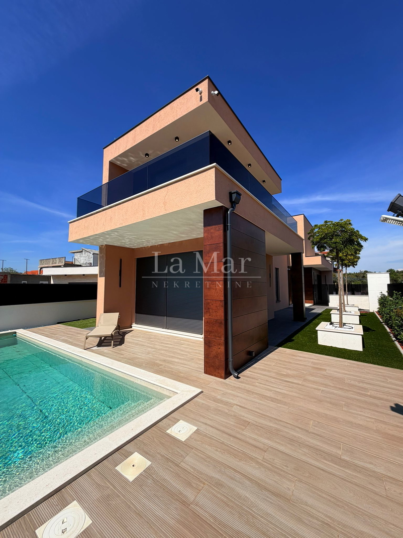 VODICE - LUKSUZNA VILA S GRIJANIM BAZENOM – 184 m2