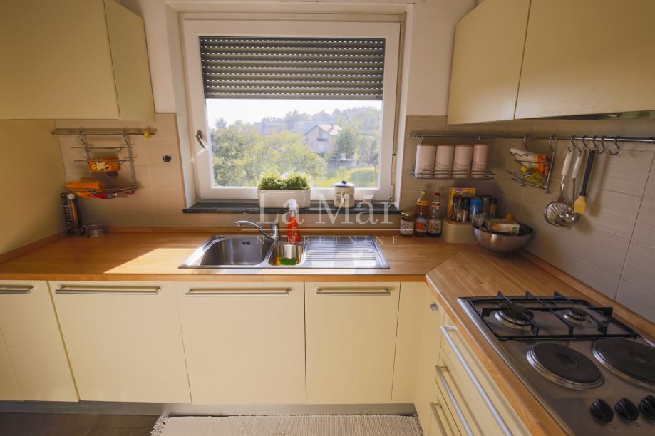 Zagreb - Podsused- trosoban stan sa garažom- 100 m2