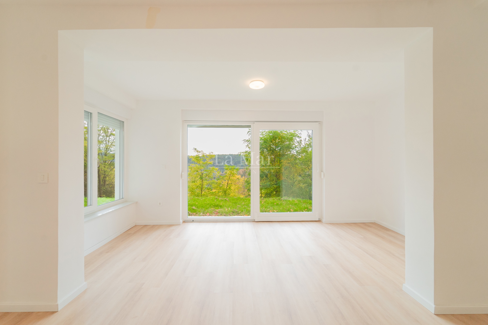 Okolica Samobora - Stan u prizemlju sa vrtom i prekrasnim pogledom- 76,8m2