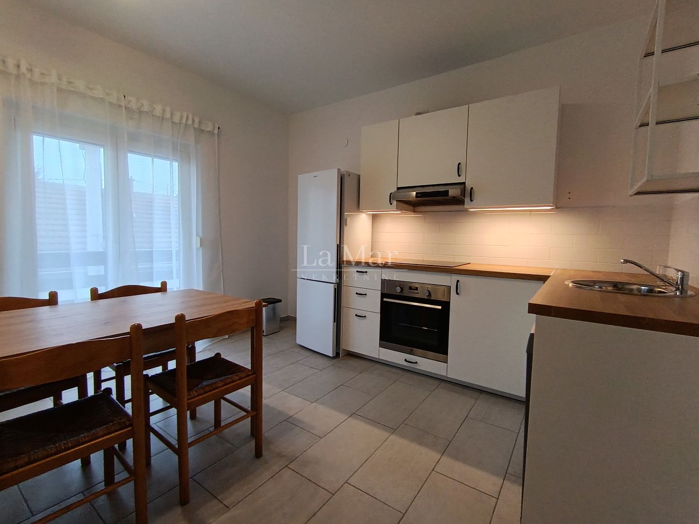 DUBRAVA-blizina Avenije, trosoban stan, potpuno uređen i namješten