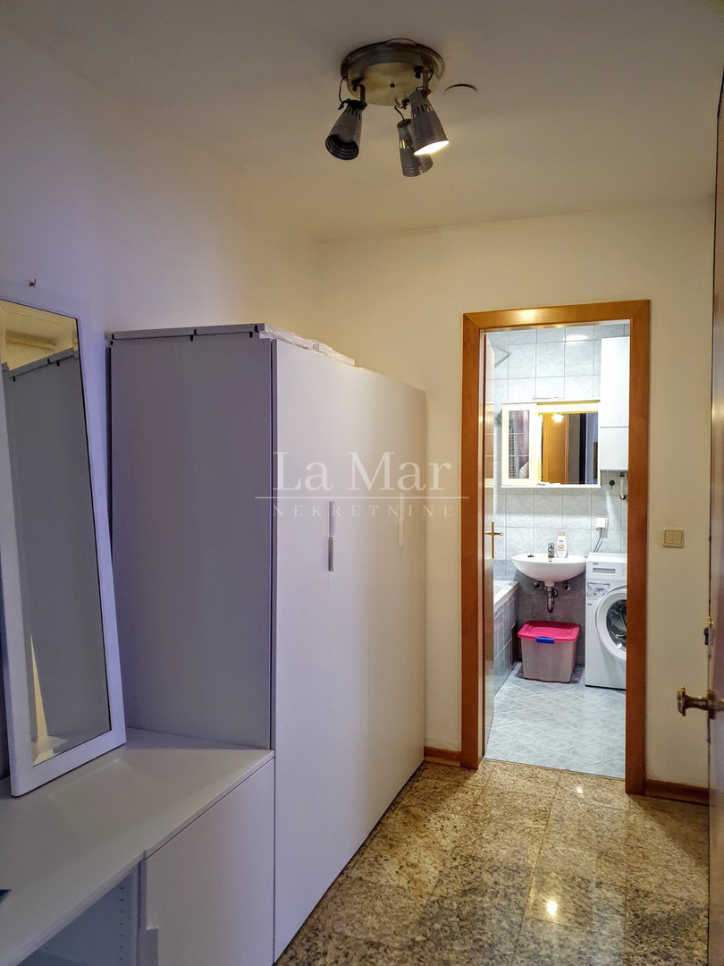 Trešnjevka-  kod kazališta Trešnja, 2003.g. gradnje