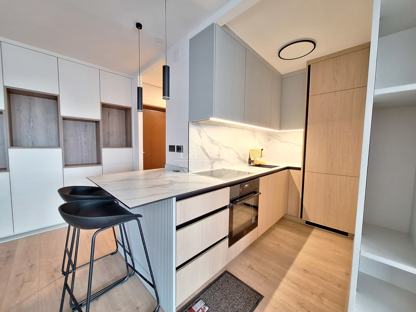 MAMUTICA- kompletno adaptiran i uređen trosoban stan