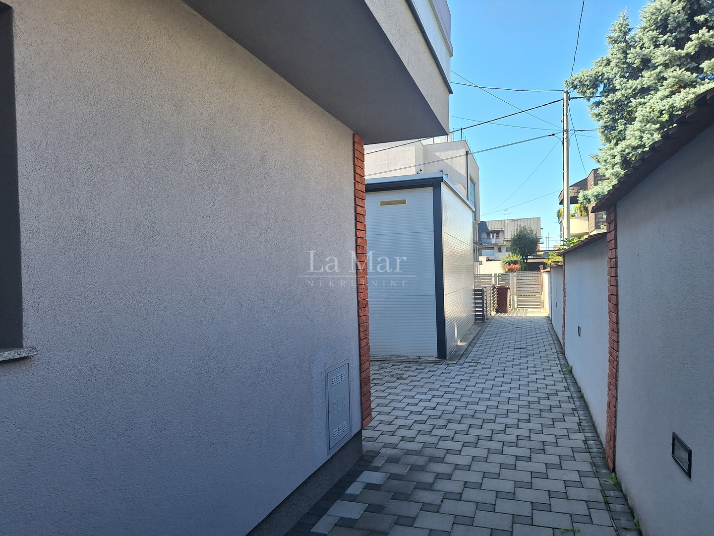 DUBRAVA- kuća s dvorištem i garažom na izvrsnoj lokaciji