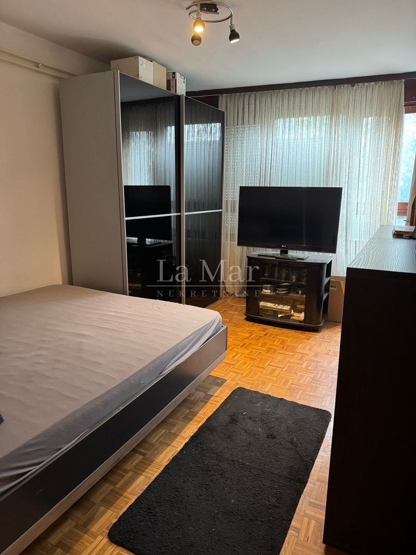 VRBANI-blizina Jaruna- trosoban stan na 2.katu