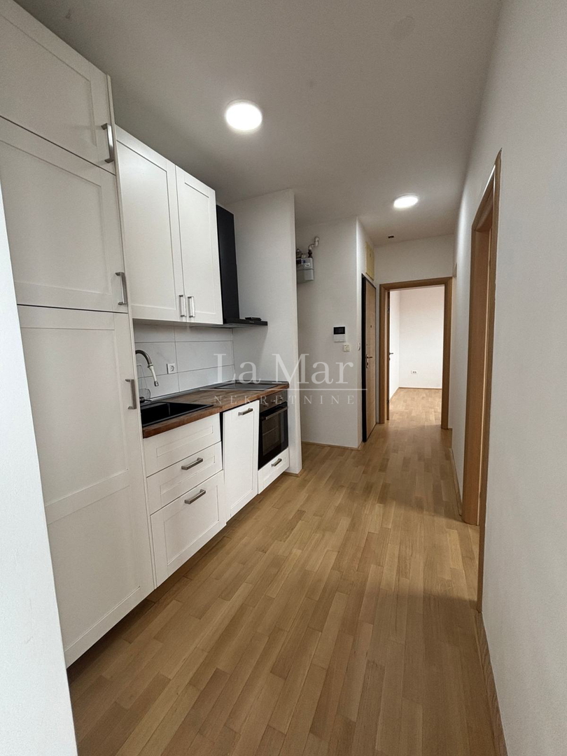 Trosoban stan na Trešnjevci + parkirno mjesto, 2012.g.