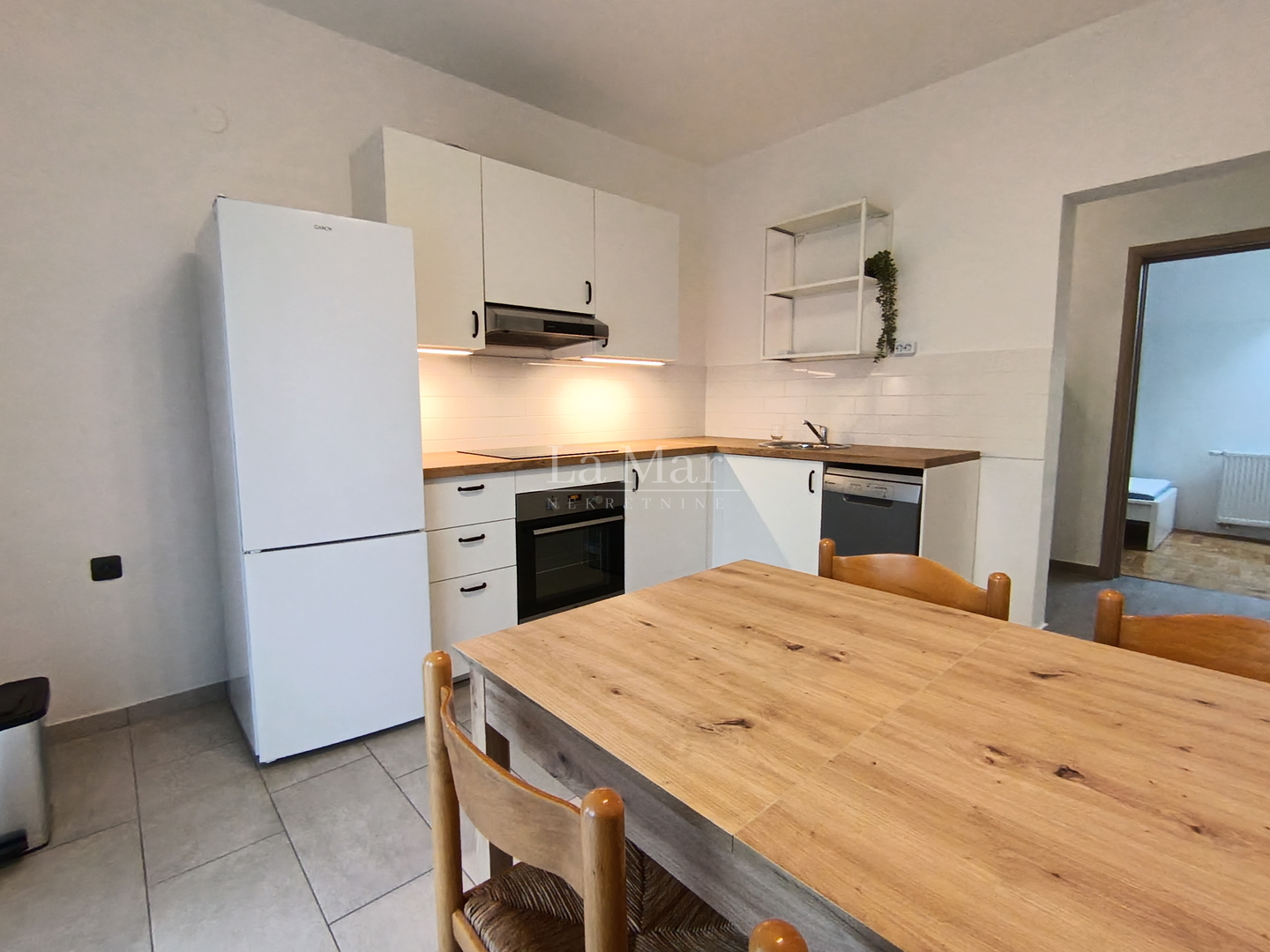 DUBRAVA-blizina Avenije, trosoban stan, potpuno uređen i namješten