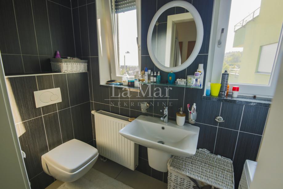 Zagreb - Podsused- trosoban stan sa garažom- 100 m2