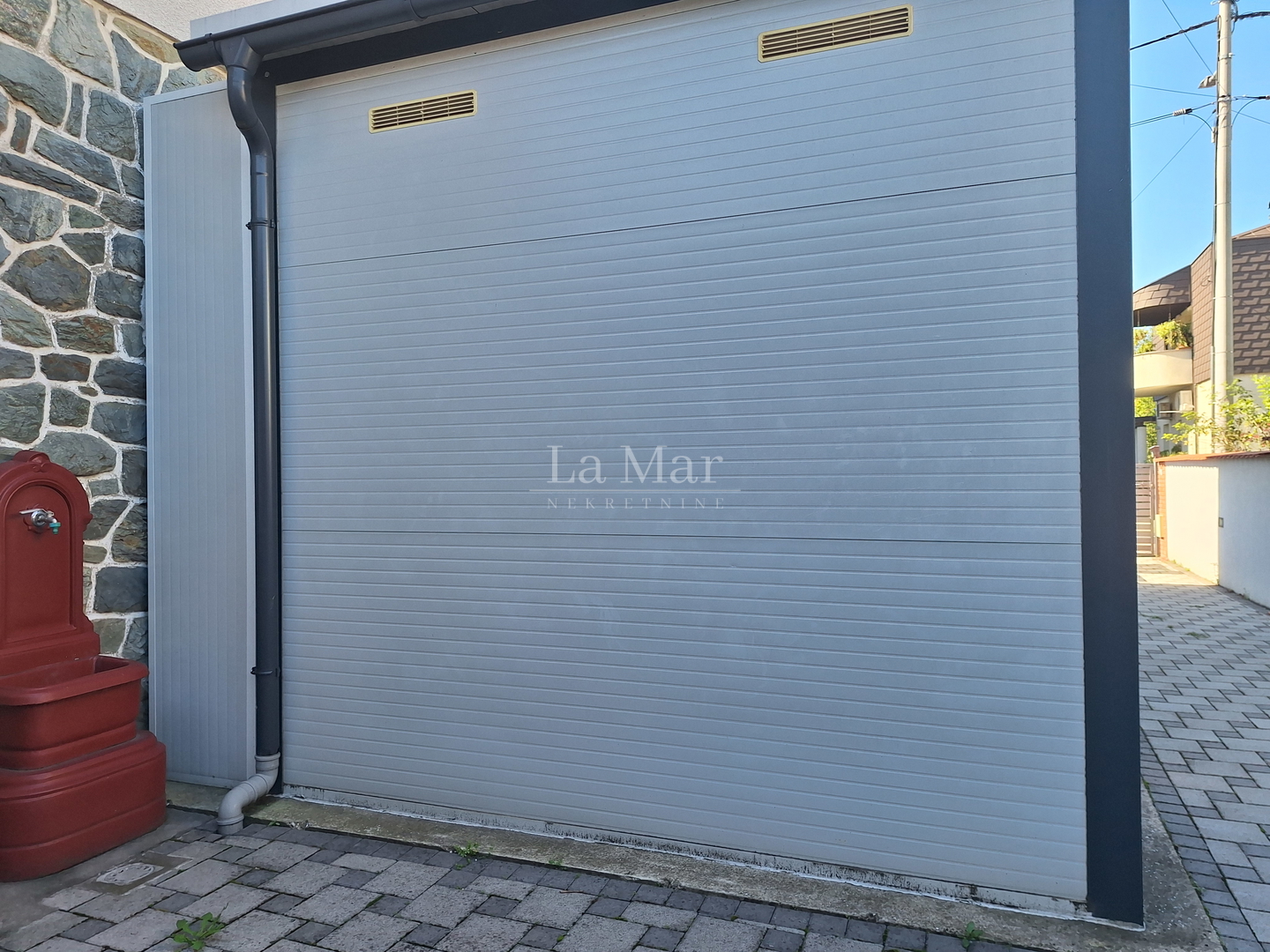 DUBRAVA- kuća s dvorištem i garažom na izvrsnoj lokaciji