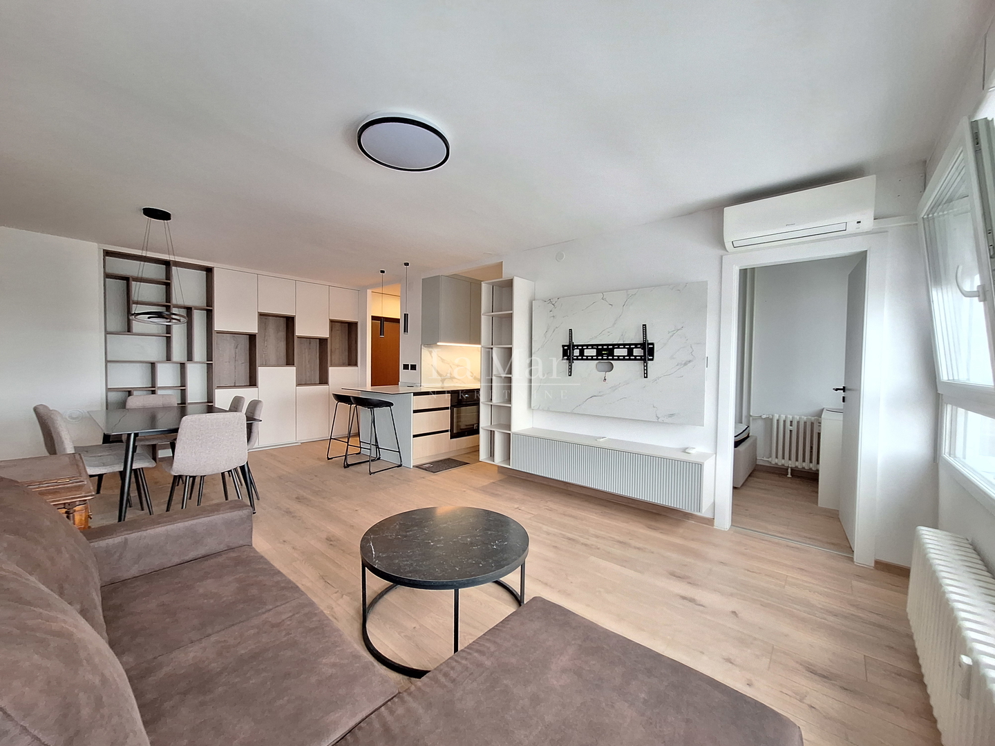 MAMUTICA- kompletno adaptiran i uređen trosoban stan