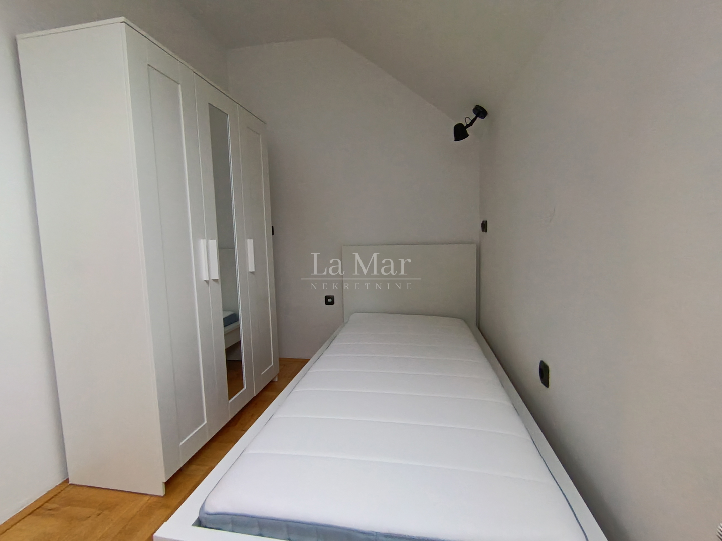 DUBRAVA-blizina Avenije, trosoban stan, potpuno uređen i namješten