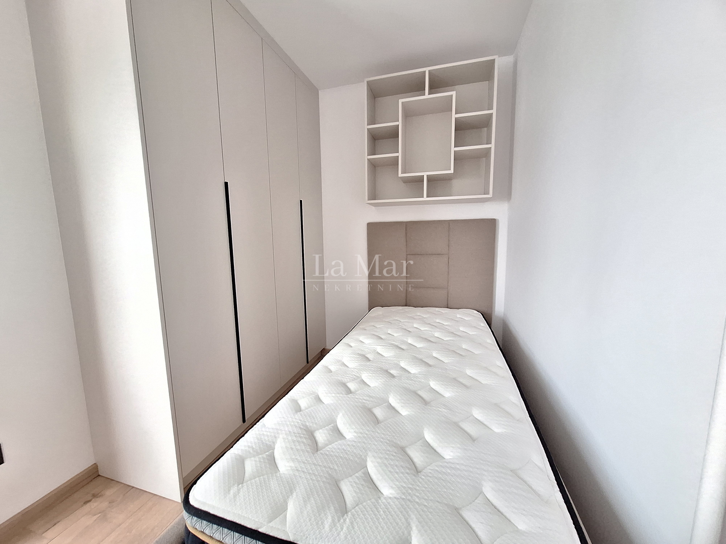 MAMUTICA- kompletno adaptiran i uređen trosoban stan