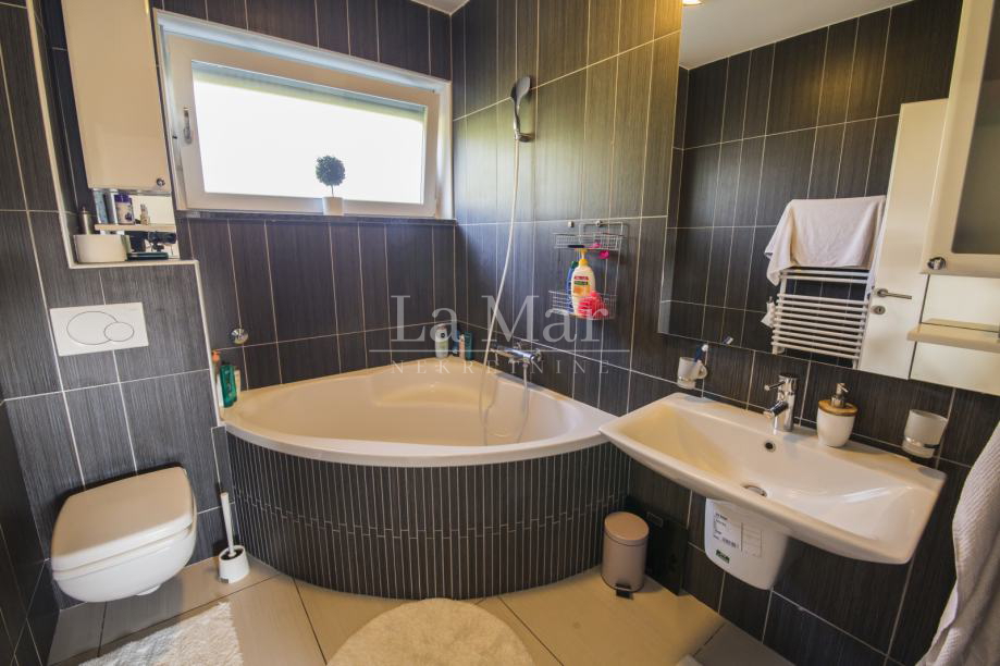 Zagreb - Podsused- trosoban stan sa garažom- 100 m2