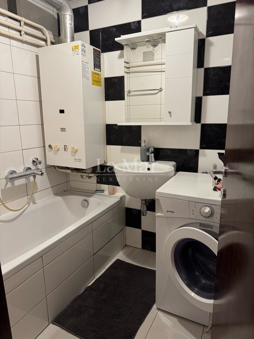 VRBANI-blizina Jaruna- trosoban stan na 2.katu