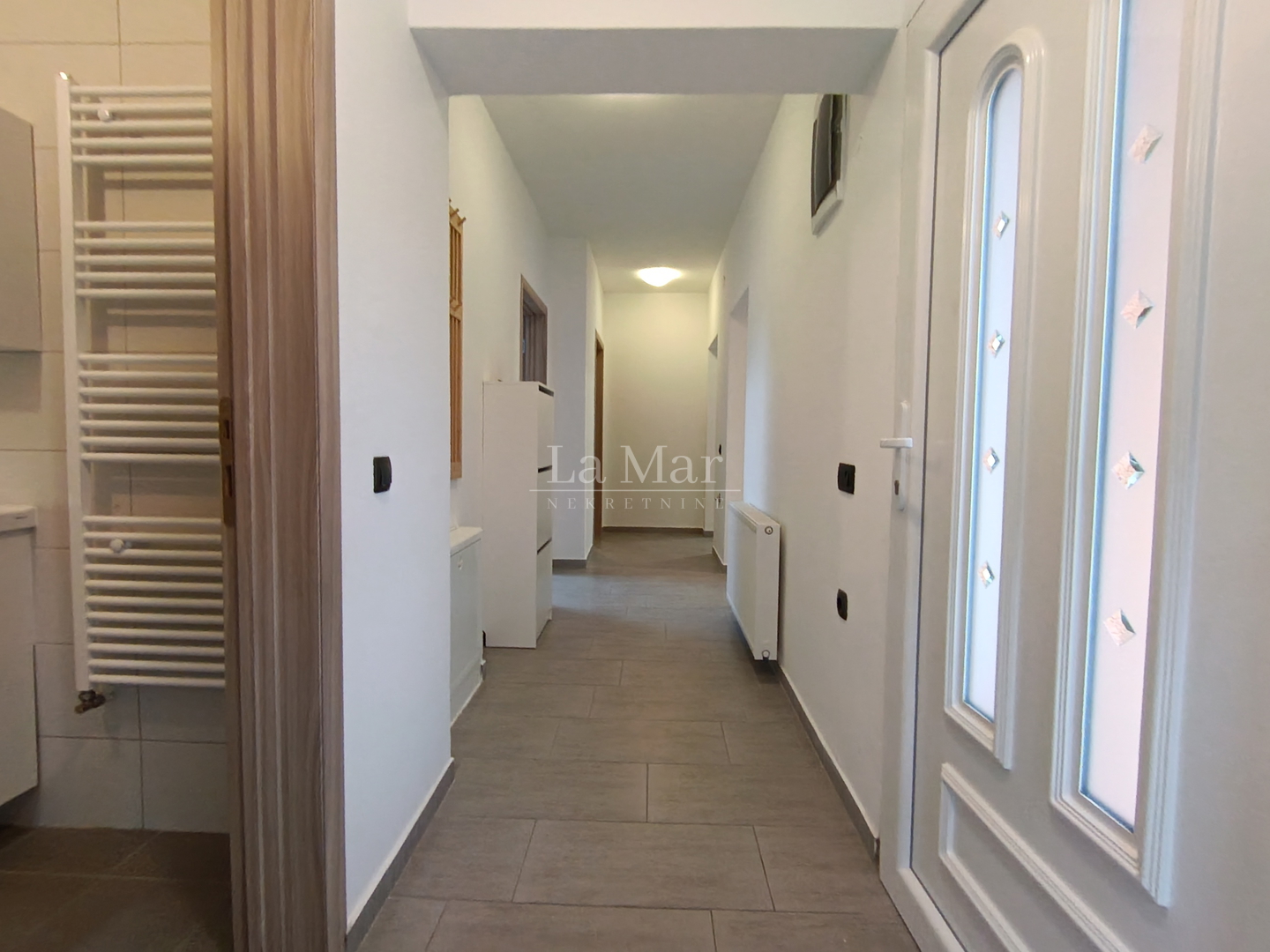 DUBRAVA-blizina Avenije, trosoban stan, potpuno uređen i namješten