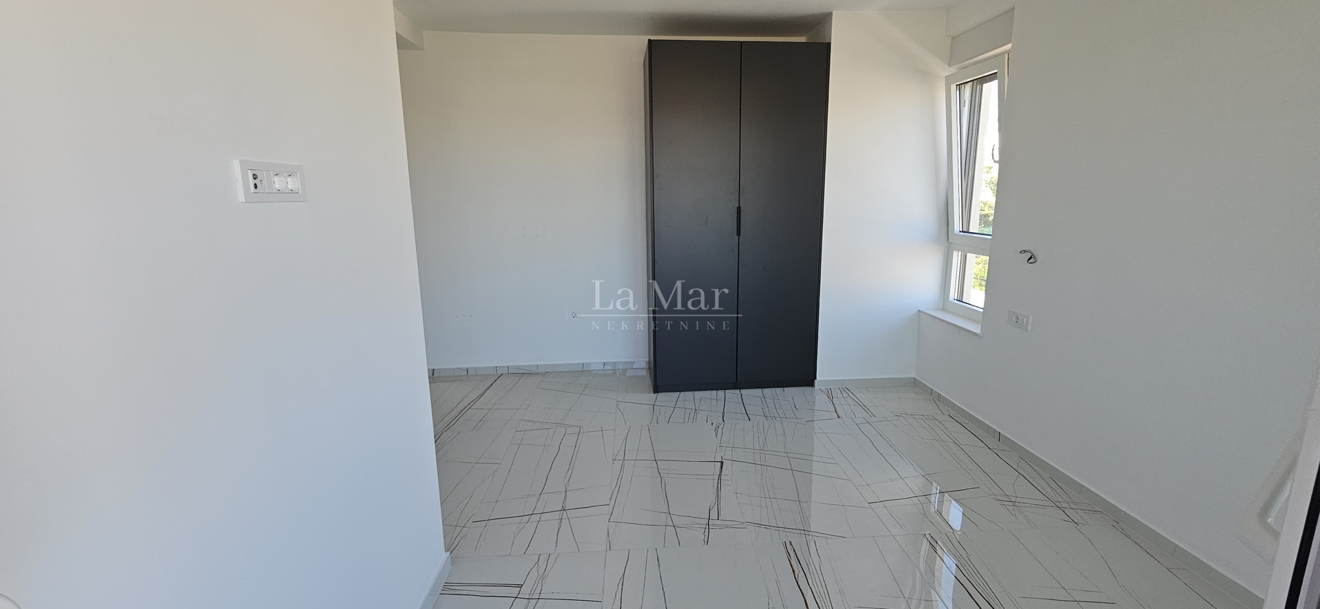 Novalja- namještena NOVOGRADNJA s pogledom na more - A2 - I. kat-  68,3 m2 - 260.000€