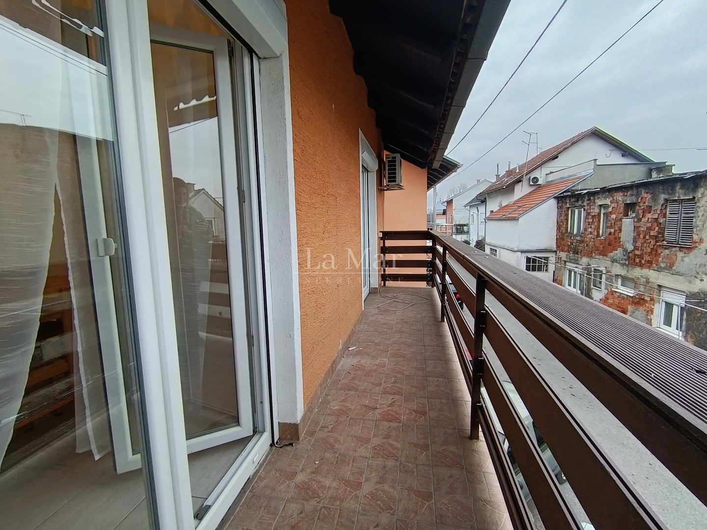 DUBRAVA-blizina Avenije, trosoban stan, potpuno uređen i namješten